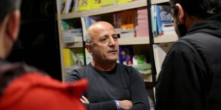 Mbështetësi i PD-së pret në dyqan Bledi Çuçin: Taksa zero për biznesin e vogël deri në vitin 2029 (VIDEO)