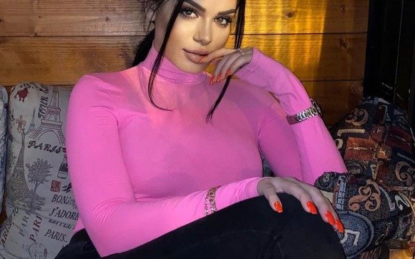 Nga kullotat e bagëtive, në skenat shqiptare, këgëtarja rrëfen rrugëtimin e saj: Mami dhe babi më kërkonin të lëshoja lopët