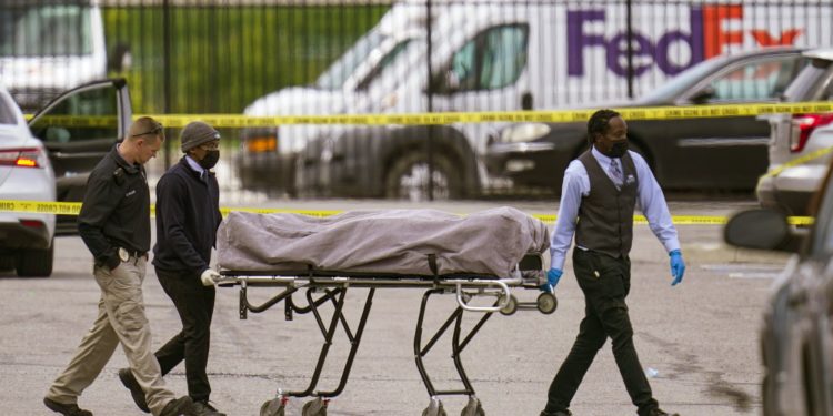 Tronditet sërish Amerika, 19-vjeçari qëllon për vdekje 8 veta në një filial të FedEx