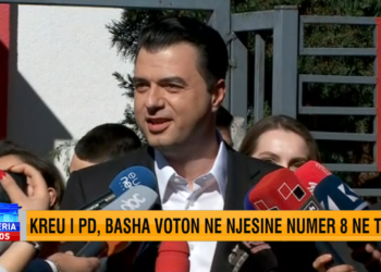 Basha shkon i vetëm për të votuar: Sot është një ditë historike. Dilni e votoni masivisht për fëmijët dhe familjen!