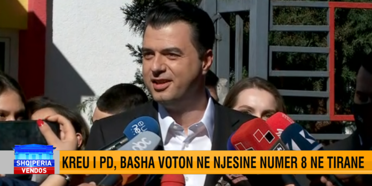 Basha shkon i vetëm për të votuar: Sot është një ditë historike. Dilni e votoni masivisht për fëmijët dhe familjen!