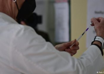 Greqia heq karantinën për turistët