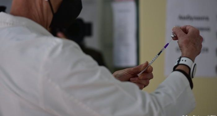 Greqia heq karantinën për turistët