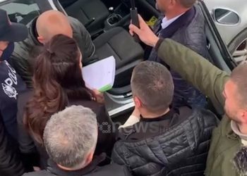 PD-së i bëhet ‘ves’/ Kujtuan se blinte vota, ndalojnë punonjësen e postës