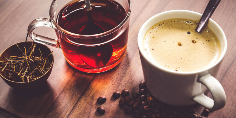 5 arsye pse konsumimi i kafes në mengjes është më i mirë sesa caji