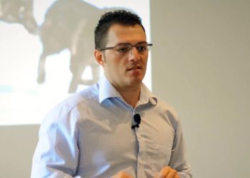 Përplasja me ambasadoren e SHBA, gazetari: Presidenti i bëri “gropën” opozitës dhe Lulzim Bashës