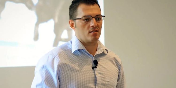 Përplasja me ambasadoren e SHBA, gazetari: Presidenti i bëri “gropën” opozitës dhe Lulzim Bashës