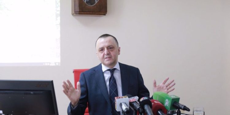 Drejtori i Kadastrës jep ‘direktivat’: Po i the 100 mijë vetëve s’të legalizohet u bënë ‘mish për top’ për palën tjetër, t’i mbajmë varur (Audio-regjistrimi)