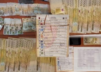 Kapen 2 persona që po tentonin të blinin vota për LSI-në, u gjenden para dhe bllok shënimesh me emra! U sekuestrohen celularët