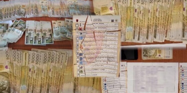 Kapen 2 persona që po tentonin të blinin vota për LSI-në, u gjenden para dhe bllok shënimesh me emra! U sekuestrohen celularët
