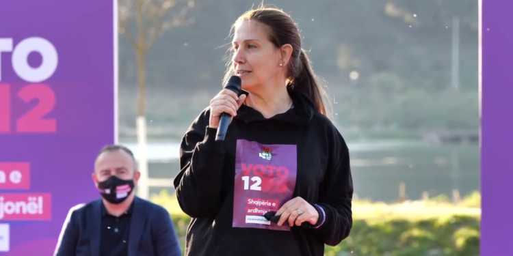 Mirela Kumbaro tregon arsyet përse duhet votuar Partia Socialiste (VIDEO)