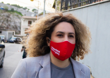 Nuk është shaka/ Kandidatja e LSI në Gjirokastër ka mbaruar fillimisht universitetin pastaj gjimnazin (VIDEO)