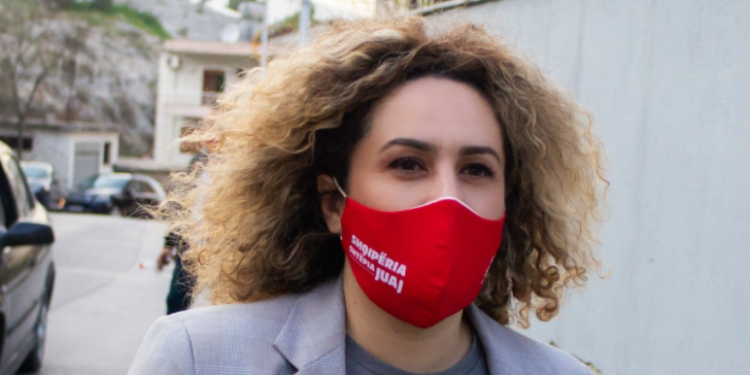 Nuk është shaka/ Kandidatja e LSI në Gjirokastër ka mbaruar fillimisht universitetin pastaj gjimnazin (VIDEO)