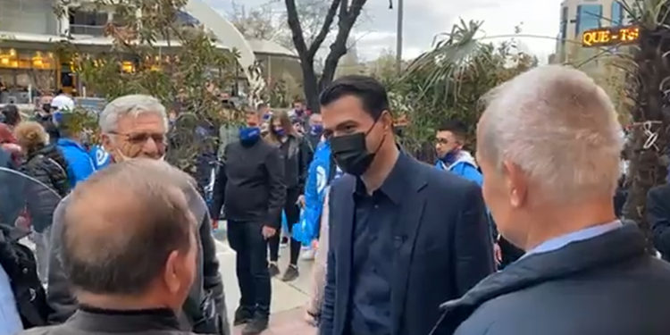 I moshuari i lutet Bashës: Të lutem na rrit pensionet! Kreu i PD: Pas 25 prillit do t’i ngremë