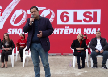 Premtimi epik i Vangjel Tavos: Pas 25 prillit, çdo familje në Gjirokastër do ketë një të punësuar (LSI një rrogë e ndante për disa persona, shkarkimet i bënte me letër me vrimë)