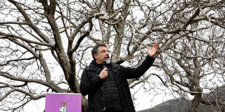 Çuçi takime në Tepelenë: Vijmë me kokën lart, shembull i transformimit nga qyteti deri në fshatrat më të largët. LSI do të ndëshkohet me votë, Vangjel Tavo ka humbur ekuilibrin mendor njësoj si kryetari i vet (FOTO)