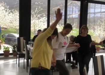 Mirela Kumbaro kapet ‘mat’ në Përmet, ia merr valles në restorant (FOTO)