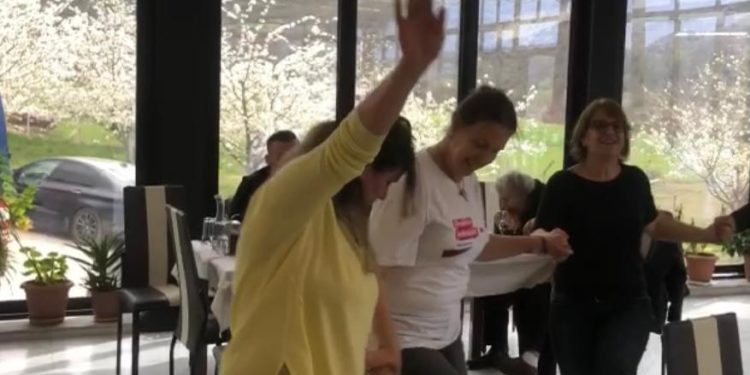 Mirela Kumbaro kapet ‘mat’ në Përmet, ia merr valles në restorant (FOTO)