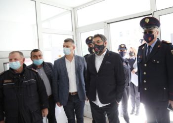 Vaksinohen punonjësit e policisë në Gjirokastër, ministri Çuçi: Procesi përfundon pas disa ditësh në gjithë vendin, ngushëllime familjeve të efektivëve që humbën betejën nga Covid (VIDEO)