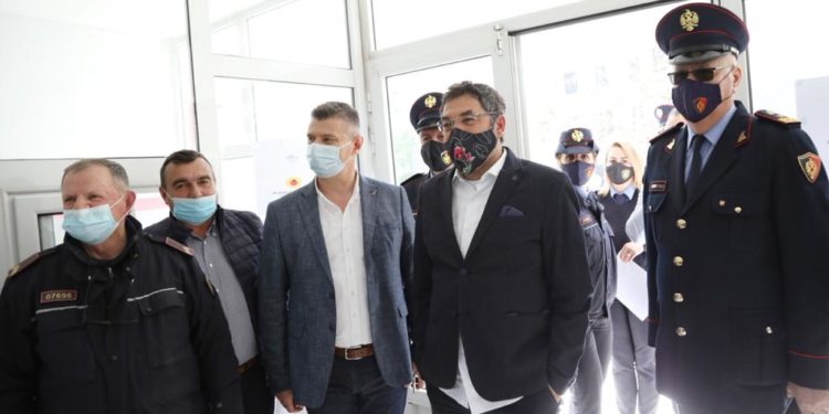 Vaksinohen punonjësit e policisë në Gjirokastër, ministri Çuçi: Procesi përfundon pas disa ditësh në gjithë vendin, ngushëllime familjeve të efektivëve që humbën betejën nga Covid (VIDEO)