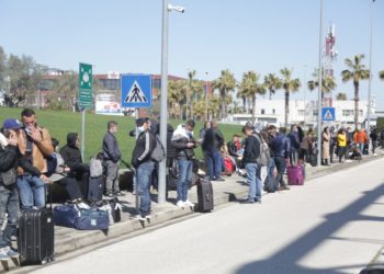 Kaosi në Rinas, njerëzit presin prej orësh në aeroport: Po na digjet dhe analiza e tamponit
