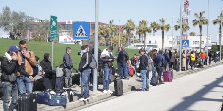 Kaosi në Rinas, njerëzit presin prej orësh në aeroport: Po na digjet dhe analiza e tamponit