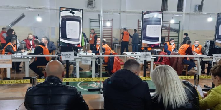 Përfundon numërimi i 3 kutive të para në qarkun Gjirokastër, PS kryeson