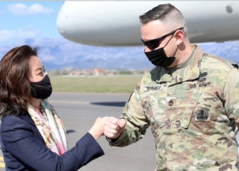 Ambasadorja e SHBA jep lajmin: Deri nesër, 800 trupa amerikane në Shqipëri