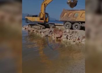 Policia arreston 2 persona në Sarandë për hedhje inertesh në det