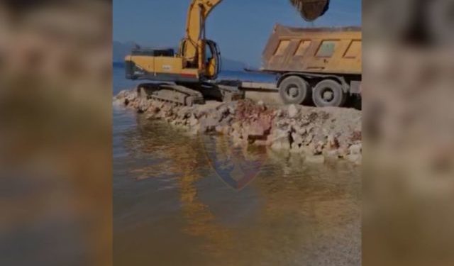 Policia arreston 2 persona në Sarandë për hedhje inertesh në det