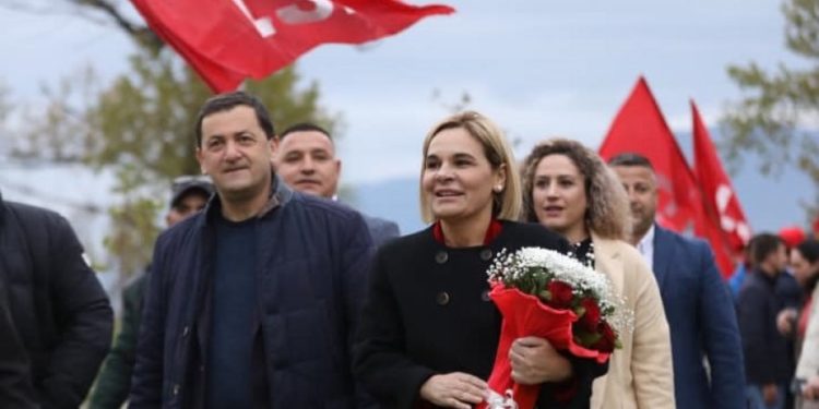 Monika Kryemadhi në Gjirokastër: Fitorja e LSI po vjen, atmosfera e saj ndihet nga jugu në veri (VIDEO)