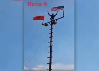 Berisha nxjerr pamjet, qytetari majë shtyllës thërret: Rama ik (VIDEO)