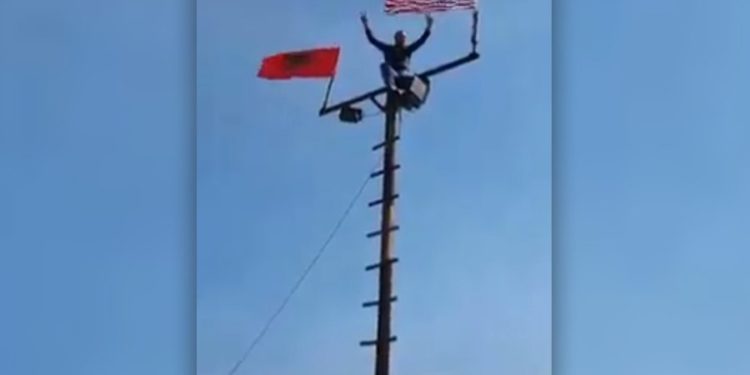 Berisha nxjerr pamjet, qytetari majë shtyllës thërret: Rama ik (VIDEO)