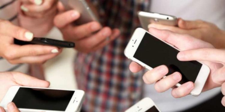 10 truke për të hequr dorë nga varësia ndaj celularit