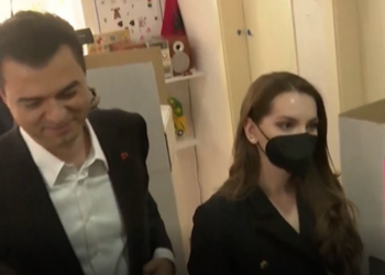 Kush është vajza “misterioze” që shoqëronte Lulzim Bashën sot në zgjedhje? (FOTO)