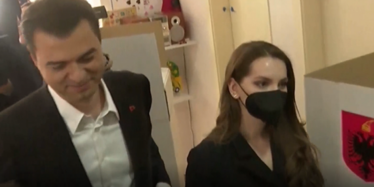 Kush është vajza “misterioze” që shoqëronte Lulzim Bashën sot në zgjedhje? (FOTO)