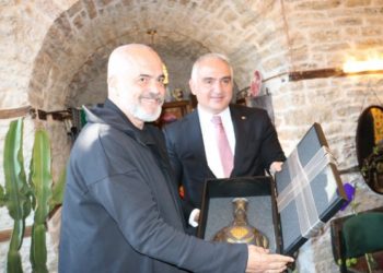 Takimi me ministrin turk në Gjirokastër, mediat greke: Rama nuk fsheh ndjenjat pro-turke dhe marrëdhënien e veçantë me Erdogan