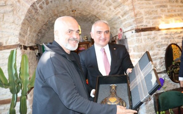 Takimi me ministrin turk në Gjirokastër, mediat greke: Rama nuk fsheh ndjenjat pro-turke dhe marrëdhënien e veçantë me Erdogan