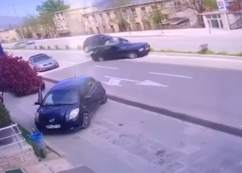 Pamje të frikshme nga aksidenti në Gjirokastër, shihni si u përplasën dy makinat (VIDEO)