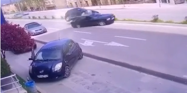 Pamje të frikshme nga aksidenti në Gjirokastër, shihni si u përplasën dy makinat (VIDEO)