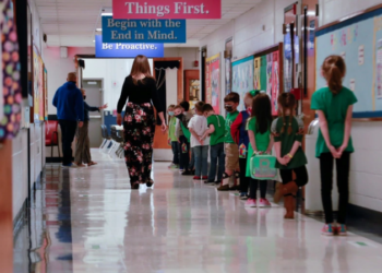 SHBA/ Shtohen vatrat e COVID-19 në qendrat sportive dhe ato të kujdesit për fëmijët