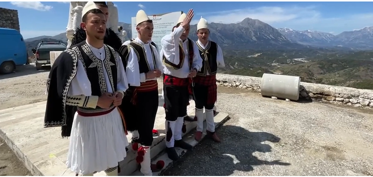 Në Gjirokastër e refuzoi/ Rama pritet me këngë labe në Kuç (VIDEO)
