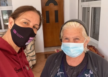 Gruaja e moshuar në Përmet i premton Kumbaros votën për PS-në, por ka një kërkesë: Dua internet të llafosem me motrat që kam jashtë (VIDEO)