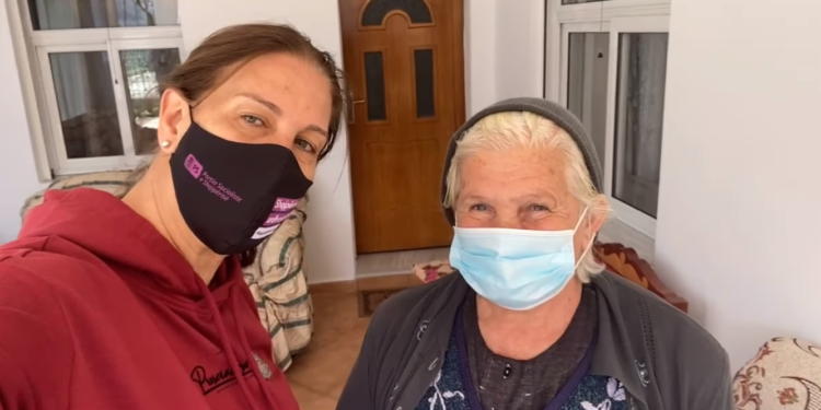 Gruaja e moshuar në Përmet i premton Kumbaros votën për PS-në, por ka një kërkesë: Dua internet të llafosem me motrat që kam jashtë (VIDEO)