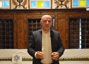 Roland Bejko jep mesazhin e fundit elektoral nga shtëpia e Zekatëve: Votoni ndryshimin (VIDEO)