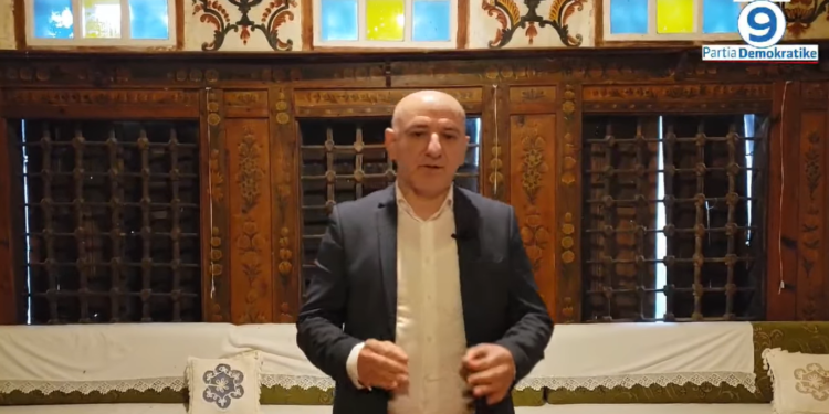 Roland Bejko jep mesazhin e fundit elektoral nga shtëpia e Zekatëve: Votoni ndryshimin (VIDEO)