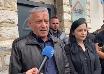 PD e LSI bëhen bashkë në Sarandë: Kadastra po shpërndan çertifikata legalizimi një ditë para zgjedhjeve (VIDEO)