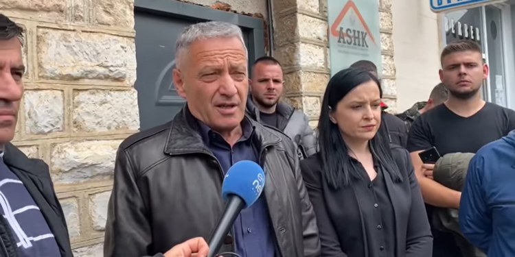 PD e LSI bëhen bashkë në Sarandë: Kadastra po shpërndan çertifikata legalizimi një ditë para zgjedhjeve (VIDEO)