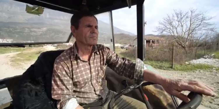 Vaditja e tokave bujqësore në fushën e Libohovës dhe Dropullit, shihni si duket sot kanali që merr ujë nga liqeni i Doftisë (VIDEO)