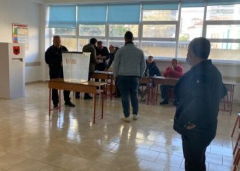 Çmenduri/ Me sëpatë në dorë, një person kërcënon komisionerët në qendrën e votimit